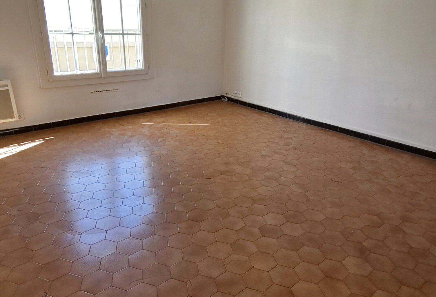 A VENDRE APPARTEMENT TYPE 3 AU COEUR DU VILLAGE DE SOLLIES - — photo 1