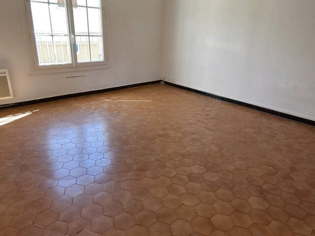 A VENDRE APPARTEMENT TYPE 3 AU COEUR DU VILLAGE DE SOLLIES - — photo du bien