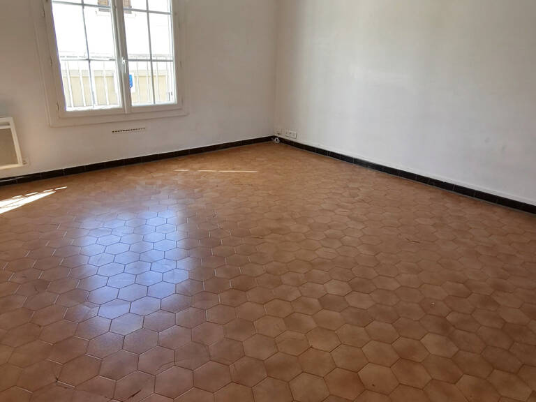 A VENDRE APPARTEMENT TYPE 3 AU COEUR DU VILLAGE DE SOLLIES - — photo 1