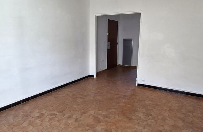 A VENDRE APPARTEMENT TYPE 3 AU COEUR DU VILLAGE DE SOLLIES - — photo 2