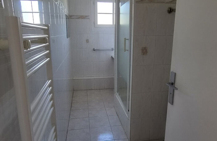 A VENDRE APPARTEMENT TYPE 3 AU COEUR DU VILLAGE DE SOLLIES - — photo 3