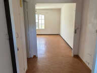 A VENDRE APPARTEMENT TYPE 3 AU COEUR DU VILLAGE DE SOLLIES - — photo 4