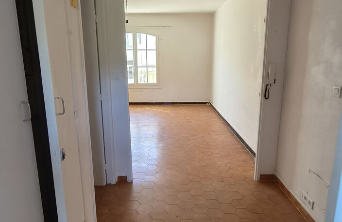 A VENDRE APPARTEMENT TYPE 3 AU COEUR DU VILLAGE DE SOLLIES - — photo 4