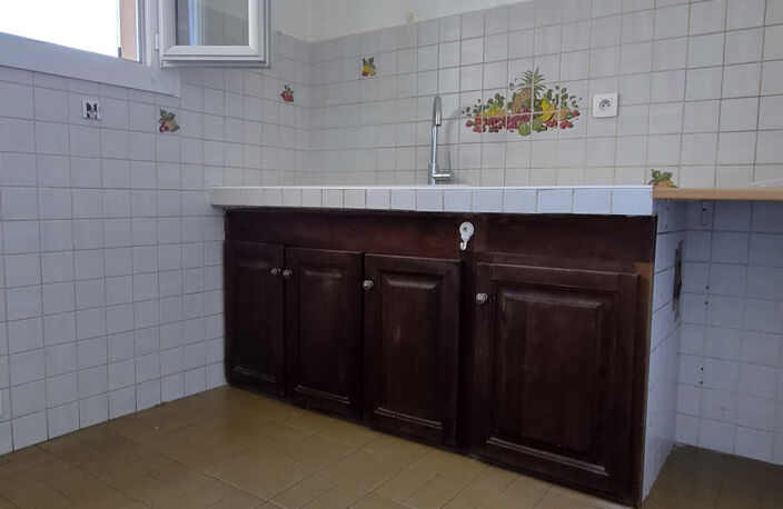 A VENDRE APPARTEMENT TYPE 3 AU COEUR DU VILLAGE DE SOLLIES - — photo 5