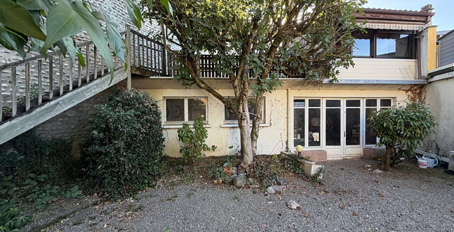 RARE À PAU - MAISON DE VILLE AVEC JARDIN, GARAGE & FORT POTENTIEL ! — photo 1