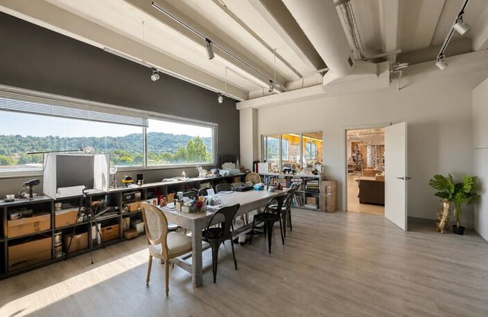 EXCLUSIVITÉ – LOCAL D’ACTIVITÉ À VENDRE – GRASSE – 940 M² AVEC TERRAIN PRIVATIF DE 1 550 M² — photo 2