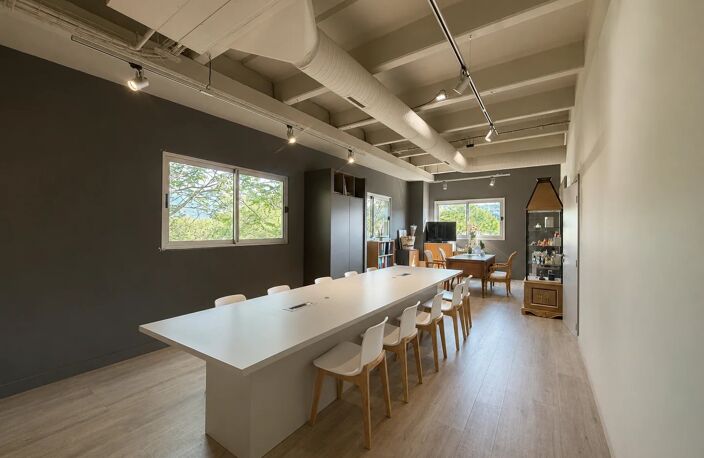 EXCLUSIVITÉ – LOCAL D’ACTIVITÉ À VENDRE – GRASSE – 940 M² AVEC TERRAIN PRIVATIF DE 1 550 M² — photo 3