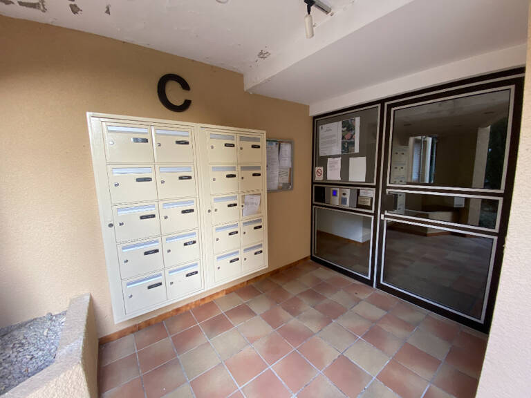 Location Aix Est proche lycée Cezanne LC Gestion vous propose dans une résidence standing un appartement de type 1 avec grande terrasse plein sud et parking privé. — photo 1