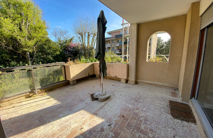 Location Aix Est proche lycée Cezanne LC Gestion vous propose dans une résidence standing un appartement de type 1 avec grande terrasse plein sud et parking privé. — photo 2