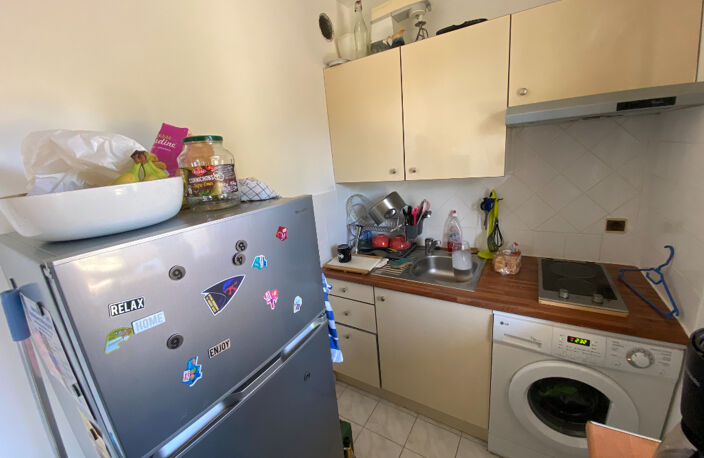 Location Aix Est proche lycée Cezanne LC Gestion vous propose dans une résidence standing un appartement de type 1 avec grande terrasse plein sud et parking privé. — photo 4