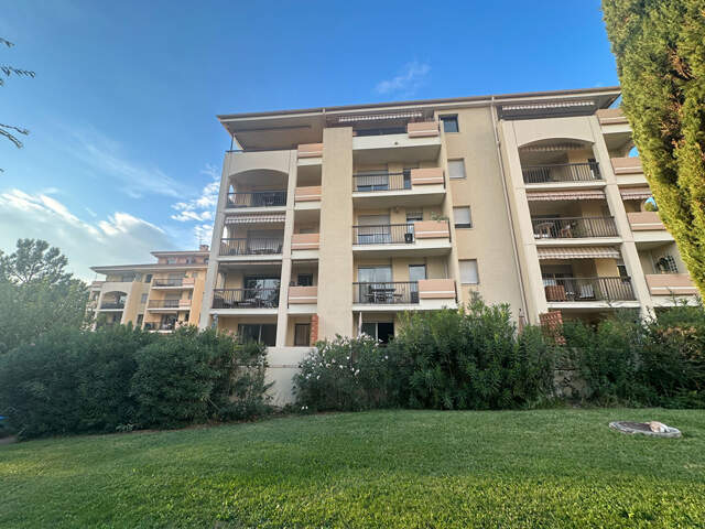 Location Aix Est proche lycée Cezanne LC Gestion vous propose dans une résidence standing un appartement de type 1 avec grande terrasse plein sud et parking privé. — photo du bien