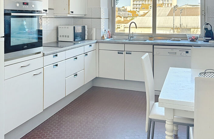 APPARTEMENT TRAVERSANT DE 137 M2 ASCENSEUR, BALCON TERRASSE, — photo 5
