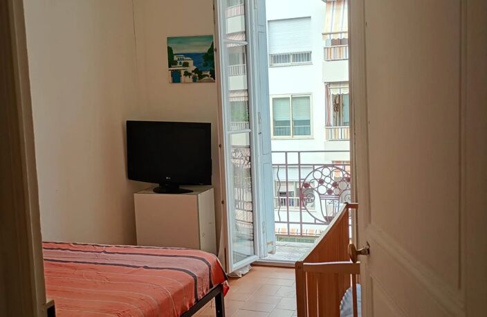A VENDRE 2 PIECES NICE PARC IMPERIAL — photo 2