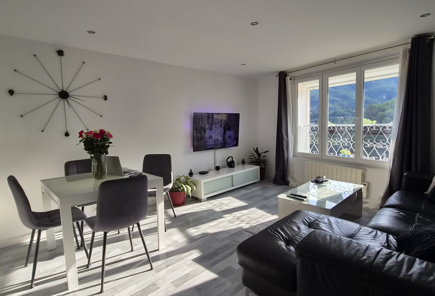 Bel appartement 3 pièces rénové avec vue dégagée   CONTES (L — photo 1