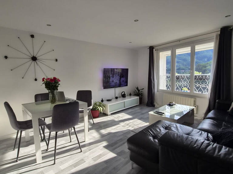 Bel appartement 3 pièces rénové avec vue dégagée   CONTES (L — photo 1