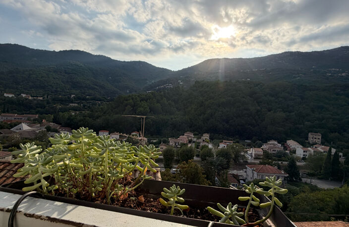 Bel appartement 3 pièces rénové avec vue dégagée   CONTES (L — photo 2