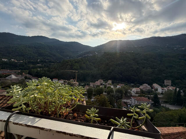 Bel appartement 3 pièces rénové avec vue dégagée   CONTES (L — photo du bien