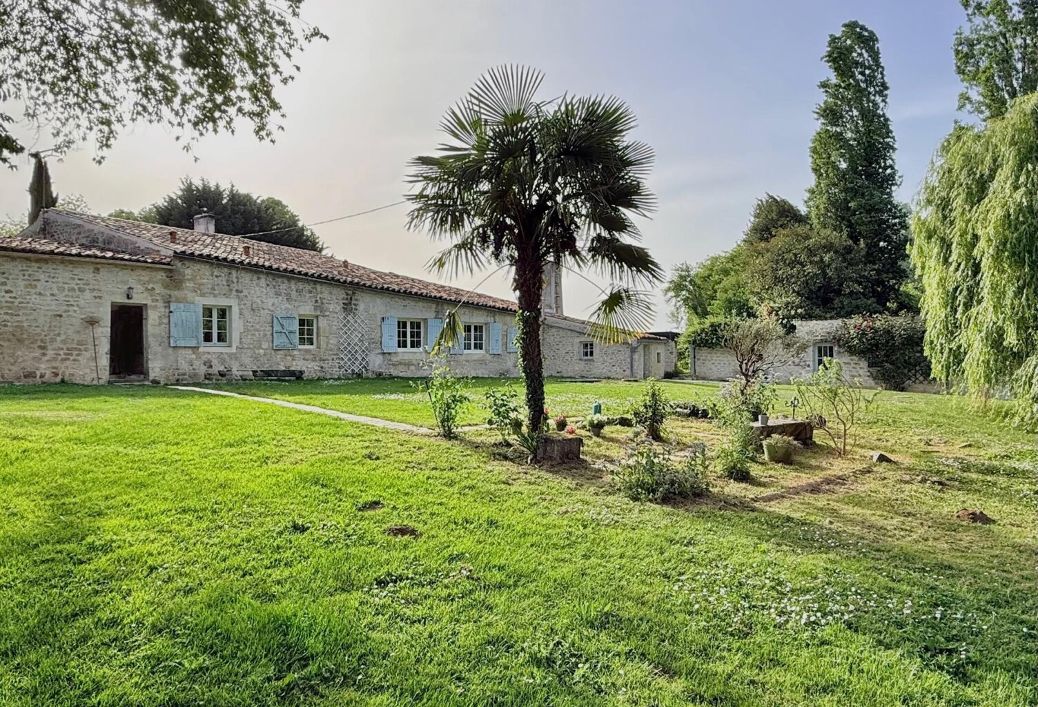 Très belle propriété T4 d'environ 121 m2 avec suite parentale indépendante, piscine et dépendances à 15 min de Saintes — photo 1
