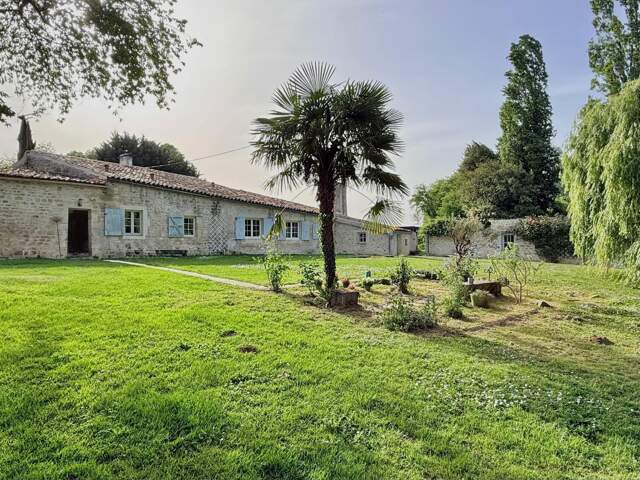 Très belle propriété T4 d'environ 121 m2 avec suite parentale indépendante, piscine et dépendances à 15 min de Saintes — photo du bien