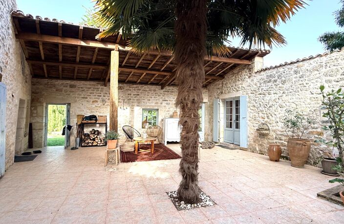 Très belle propriété T4 d'environ 121 m2 avec suite parentale indépendante, piscine et dépendances. — photo 2