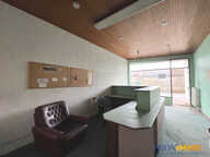 Local au RDC avec vitrine sur rue  61 m² + cave 25 m²  i — photo 2