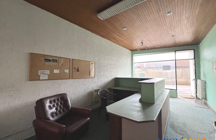 Local au RDC avec vitrine sur rue  61 m² + cave 25 m²  i — photo 2