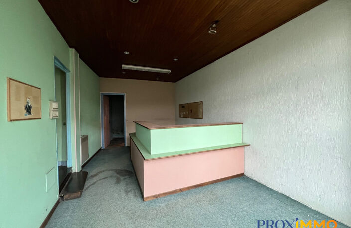 Local au RDC avec vitrine sur rue  61 m² + cave 25 m²  i — photo 3