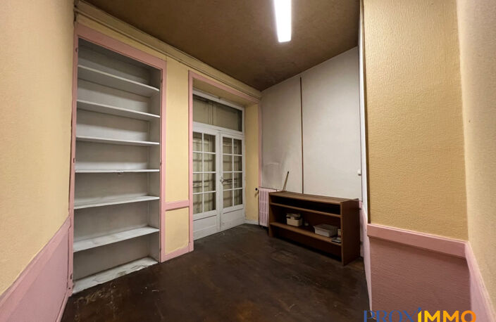Local au RDC avec vitrine sur rue  61 m² + cave 25 m²  i — photo 4