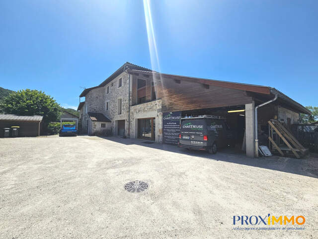 Local commercial avec bureaux, zone de stockage et stationnement — photo du bien