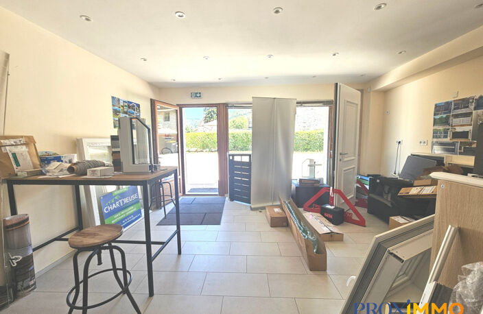 Local commercial avec bureaux, zone de stockage et stationnement — photo 3