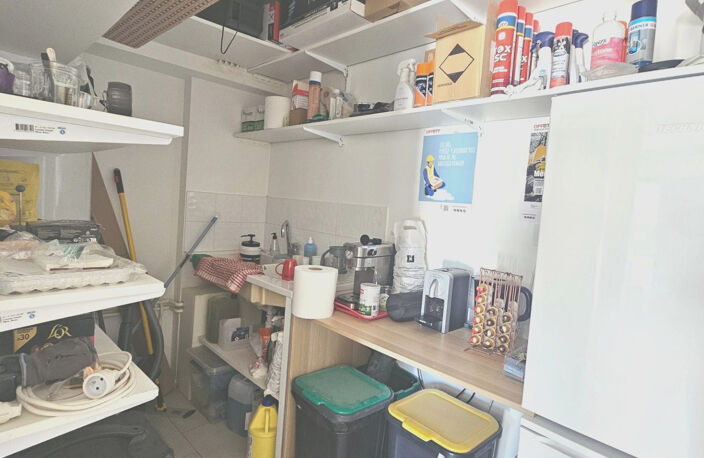 Local commercial avec bureaux, zone de stockage et stationnement — photo 5