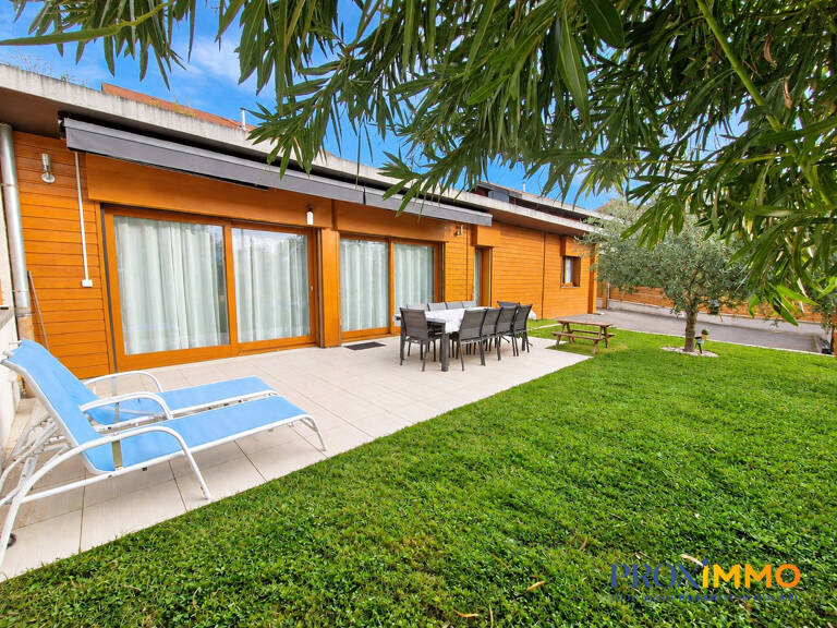 Maison de plain pied située au calme en plein centre du village — photo 1