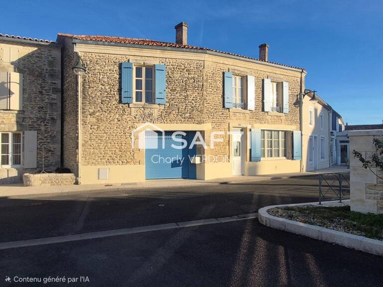 Maison avec étage en plein bourg de Loulay — photo 1