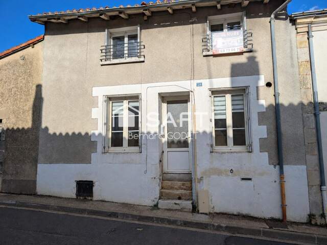 Charroux  Maison de ville 4 chambres, habitable sans travaux — photo du bien
