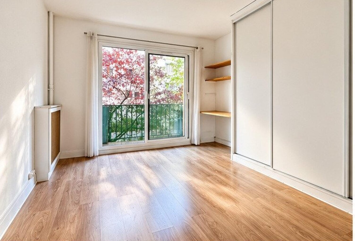 Grand studio avec balcon, cuisine séparée et cave — photo 1