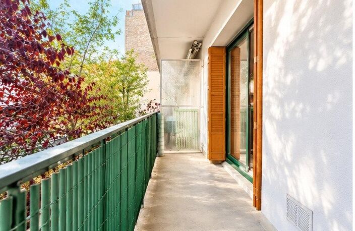 Grand studio avec balcon, cuisine séparée et cave — photo 2