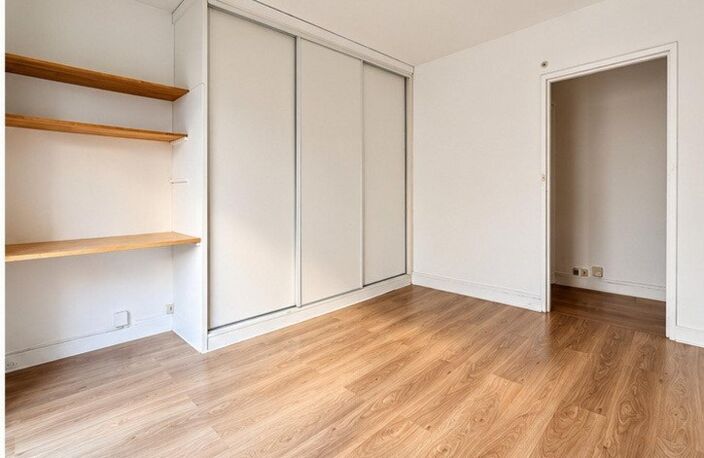 Grand studio avec balcon, cuisine séparée et cave — photo 4