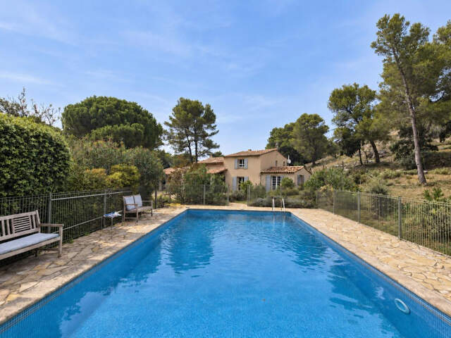 Maison de charme rénovée avec piscine au coeur du Luberon — photo du bien
