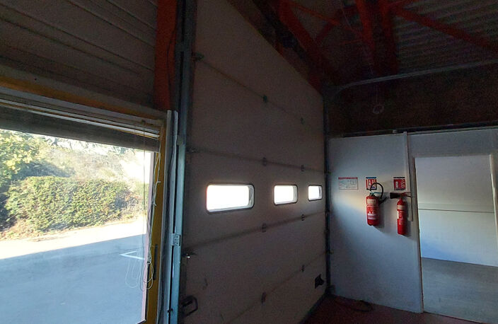 226 M2 BUREAUX / ENTREPÔT LOT 310 ZONE D'ACTIVITE DE ST HENR — photo 2