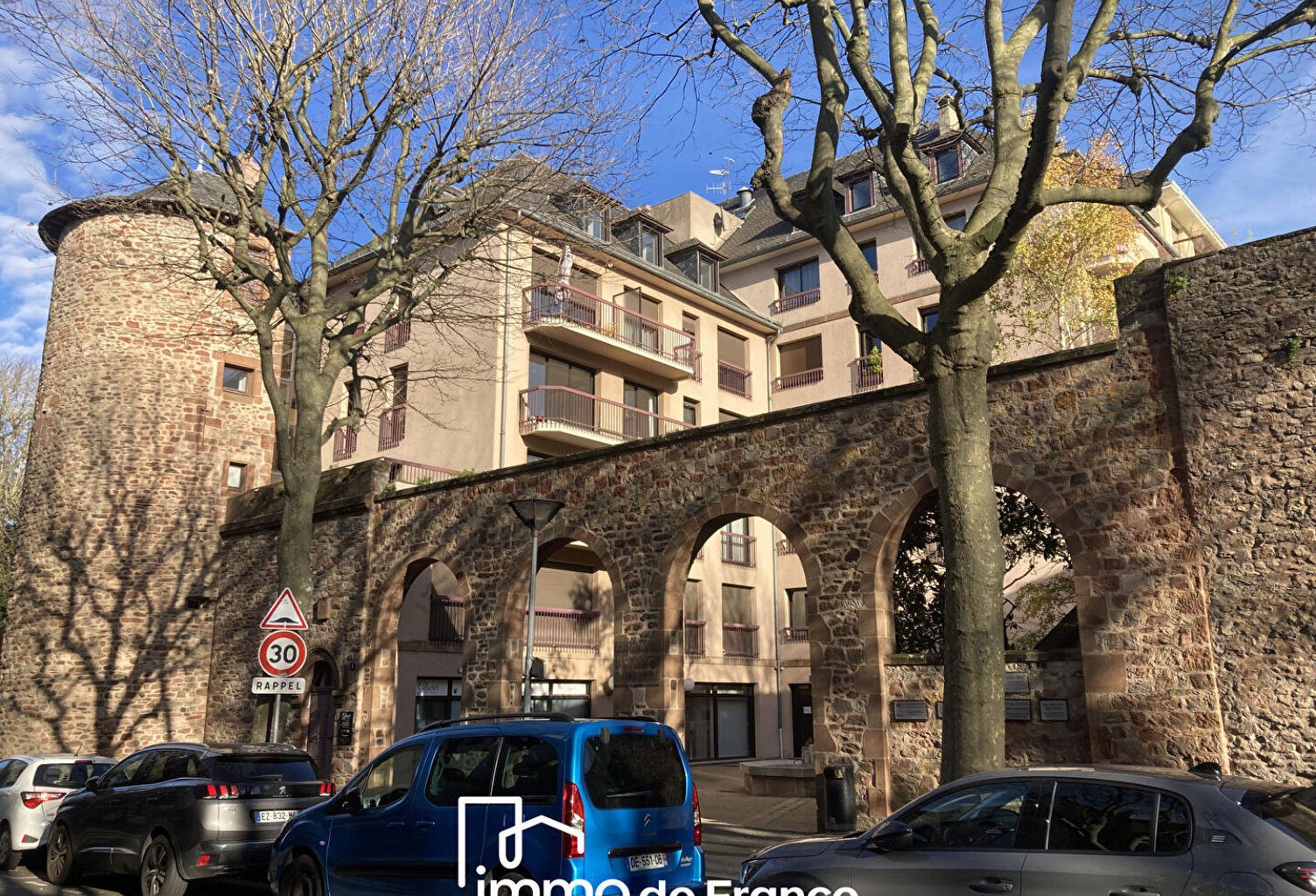 Tour de ville, Bel emplacement pour ce Local de 90.56 m² - Parking — photo 1