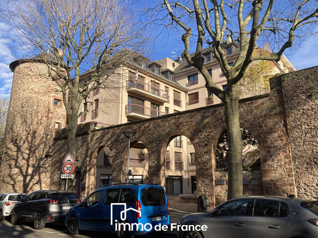 Tour de ville, Bel emplacement pour ce Local de 90.56 m² - Parking — photo du bien