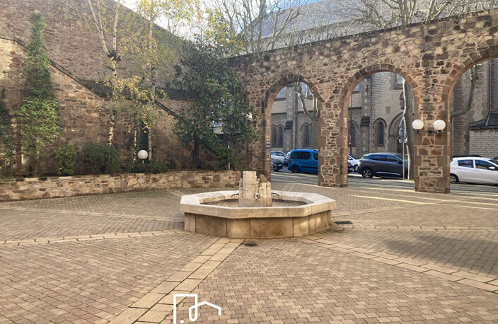 Tour de ville, Bel emplacement pour ce Local de 90.56 m² - Parking — photo 2