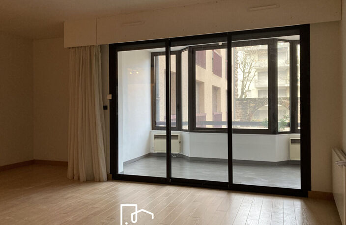Tour de ville, Bel emplacement pour ce Local de 90.56 m² - Parking — photo 3