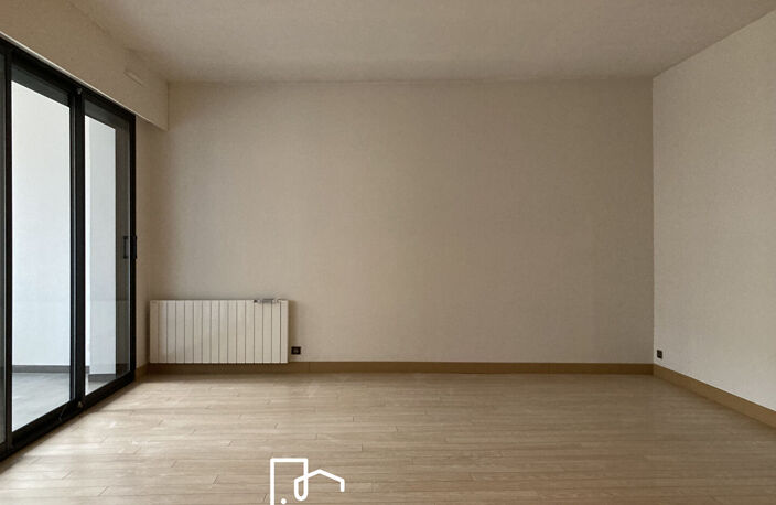 Tour de ville, Bel emplacement pour ce Local de 90.56 m² - Parking — photo 4