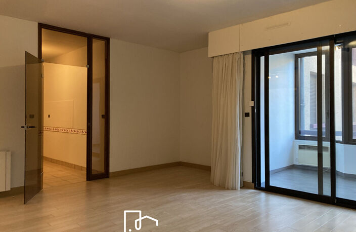 Tour de ville, Bel emplacement pour ce Local de 90.56 m² - Parking — photo 5