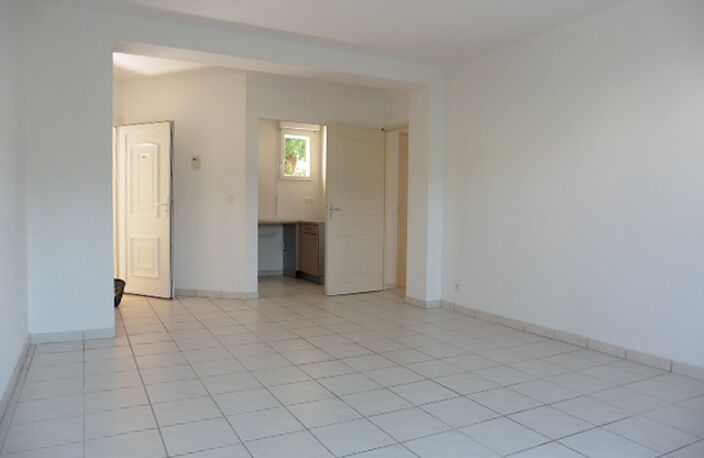 Appartement LAISSAC - 3 pièce(s) - 62.83 m²  - Terrain privatif - Garage & parking — photo 3