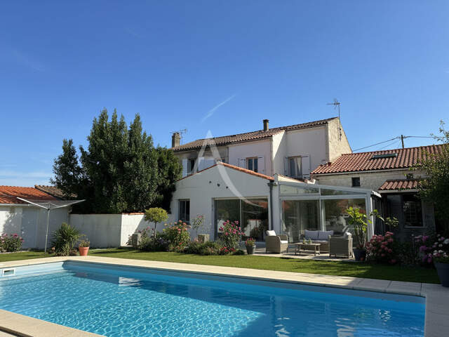 Grande maison familiale de 193.96 m2 avec piscine à Rochefort — photo du bien