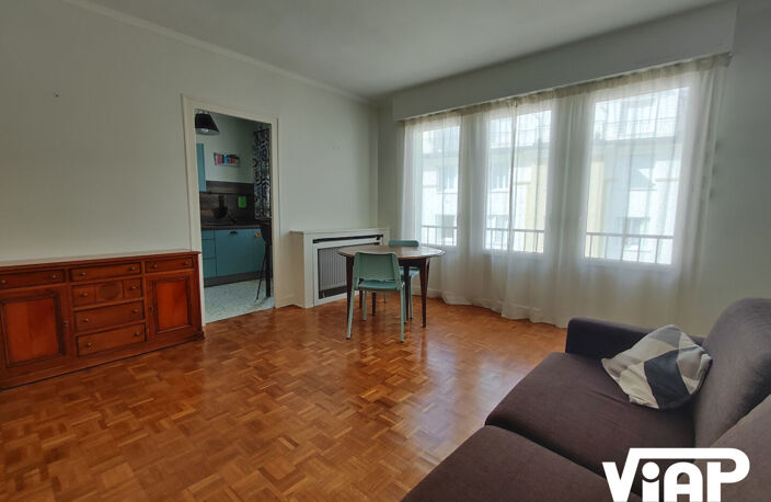 GRAND STUDIO MEUBLE PLACE DE LA REPUBLIQUE — photo 3