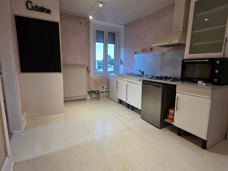 Appartement T2 de 48 m² à vendre à Saint-Nabord. Situé au 1ere étage d'un immeuble de 1960, il est en bon état général et se compose de 2 pièces, dont une chambre. Ce bien dispose également d'un jardin, d'une cave, d'une place de parking et d'un chauffage au gaz. — photo 1