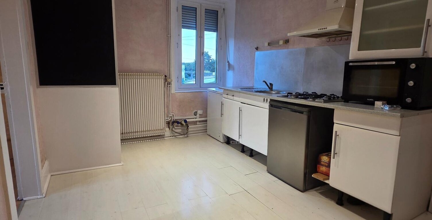 Appartement T2 de 48 m² à vendre à Saint-Nabord. Situé au 1ere étage d'un immeuble de 1960, il est en bon état général et se compose de 2 pièces, dont une chambre. Ce bien dispose également d'un jardin, d'une cave, d'une place de parking et d'un chauffage au gaz. — photo 1